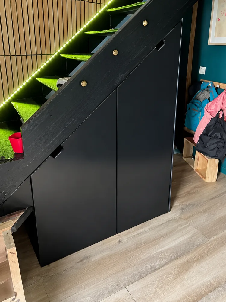 Rangement sous escalier sur mesure, portes fermées — Aménagement Intérieur