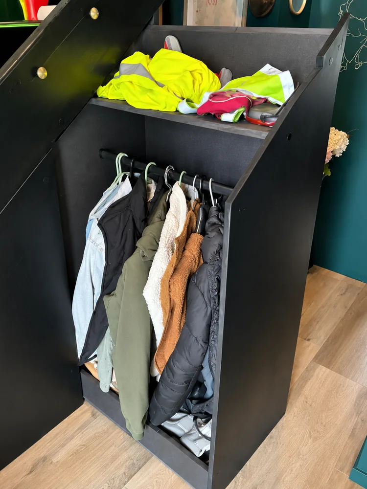Rangement sous escalier sur mesure, module vestiaire — Aménagement Intérieur